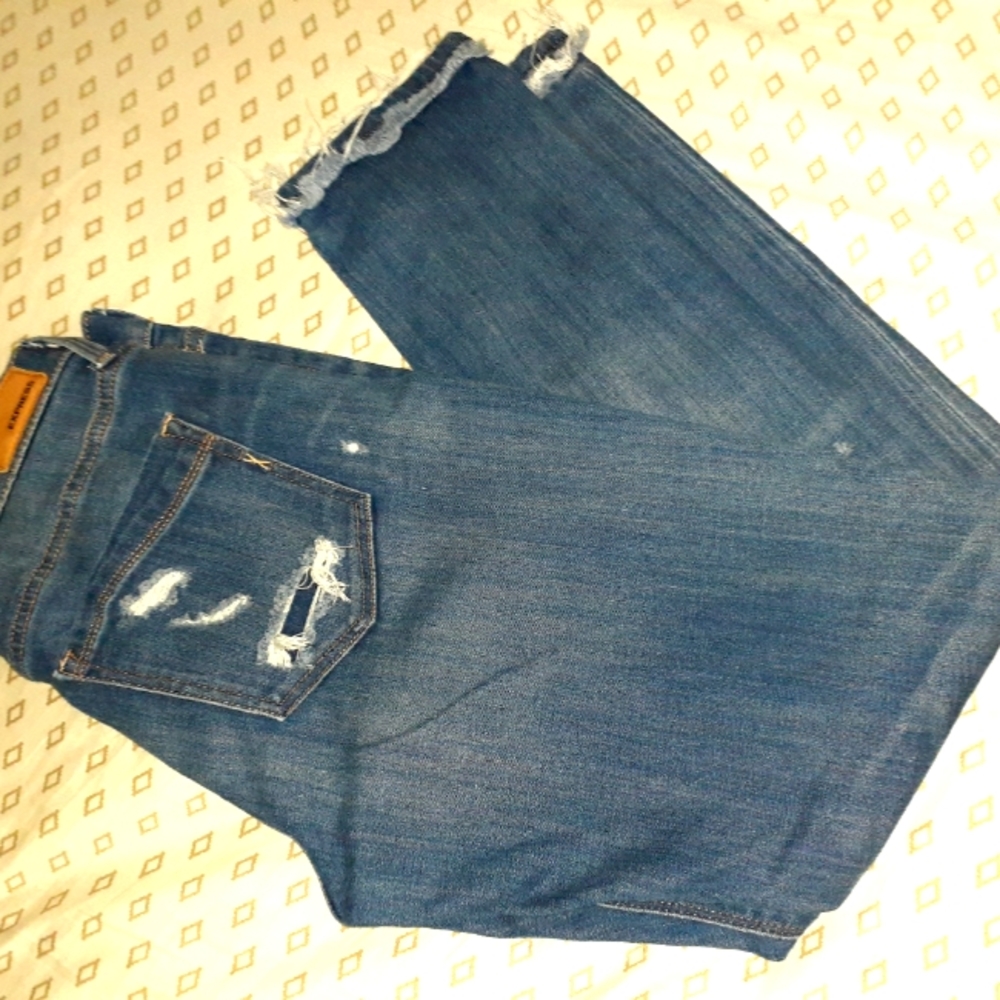 Express distressed super skinny mid rise jeans. Fits like a 6S not 6R.